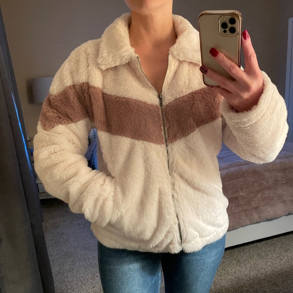 Attn: all ski bunnies! So soft!!! Boutique zip up